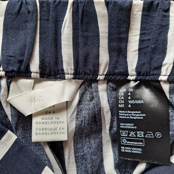 H&M BlacK White Striped Shorts Women Size 4 Pleated Elastic Waist Pull On Shorts - Picture 10 of 10